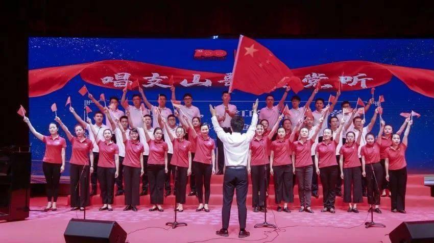 陈都灵黄白珍珠裙造型温柔明媚 与黄玫瑰合影好美